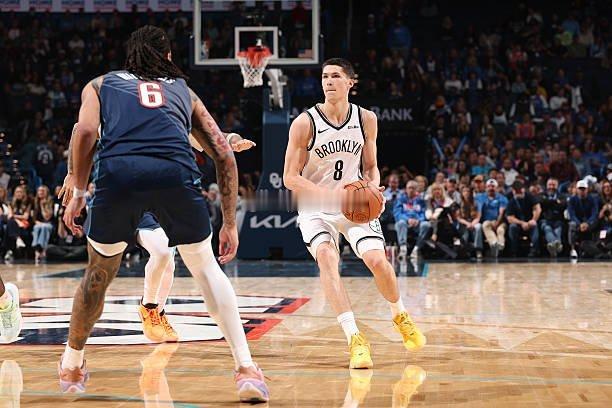 杰明现在完完全全就是一个三分投手，除了三分好像都没有什么其他的技能。上赛季在NC