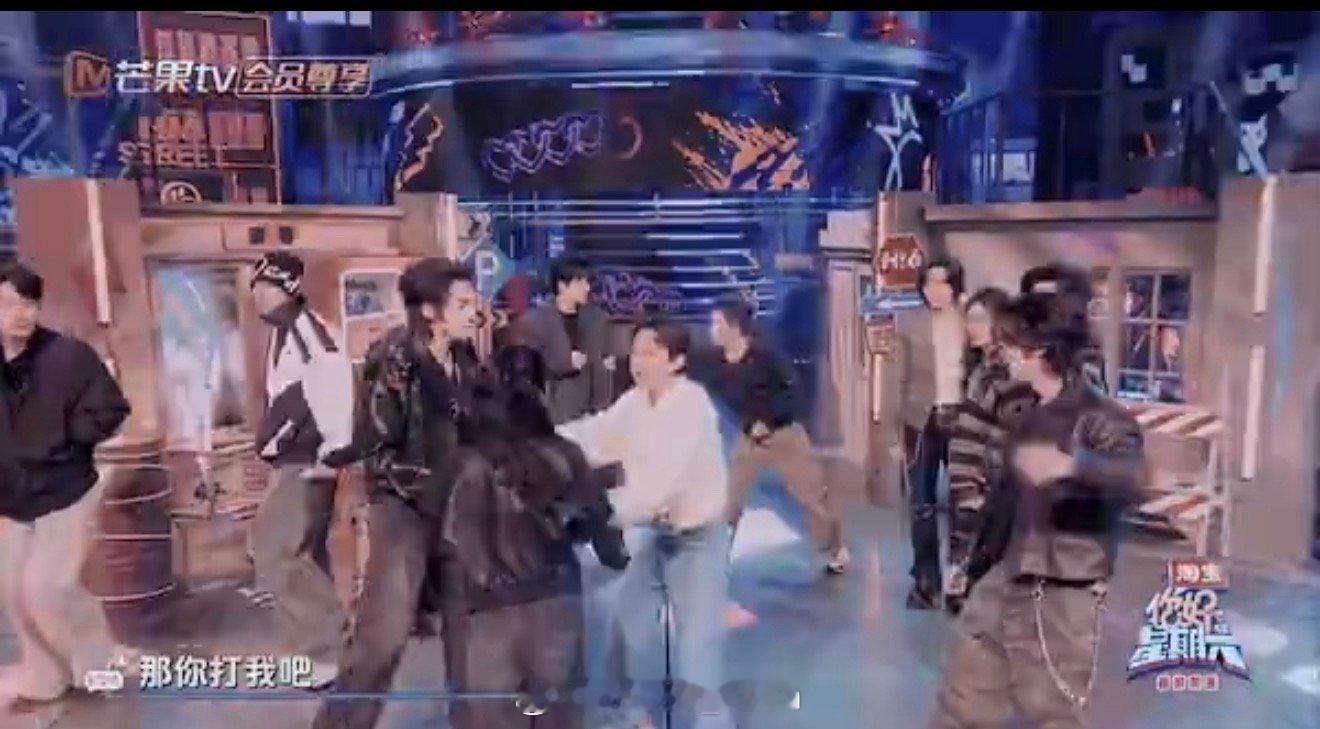 何炅 已经在努力劝架了 对不起哈哈哈哈哈哈，何老师真的很忙在隔壁的音综要调停魔丸