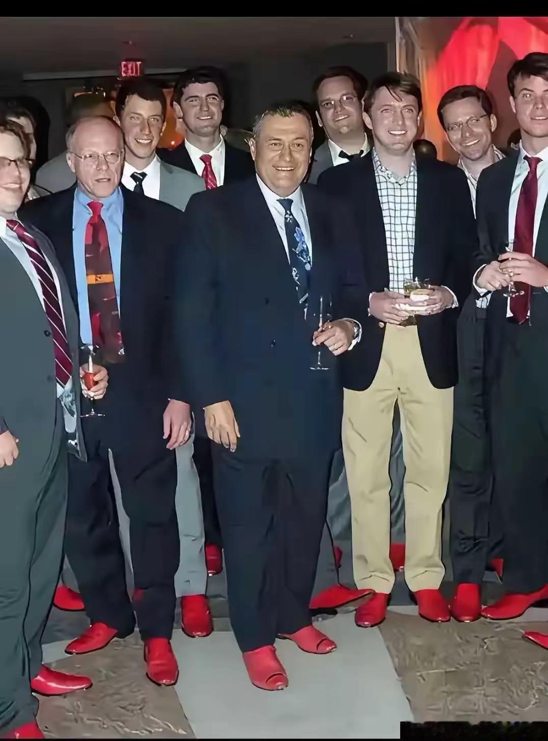 想进入这个圈子，必须穿红皮鞋立投名状，不知道他们晚上会不会做噩梦