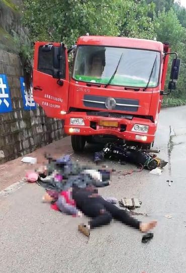 吉林长春，一男子将摩托车停放在自家院子里，没有拔车钥匙就和妻子车门了。不久，邻居