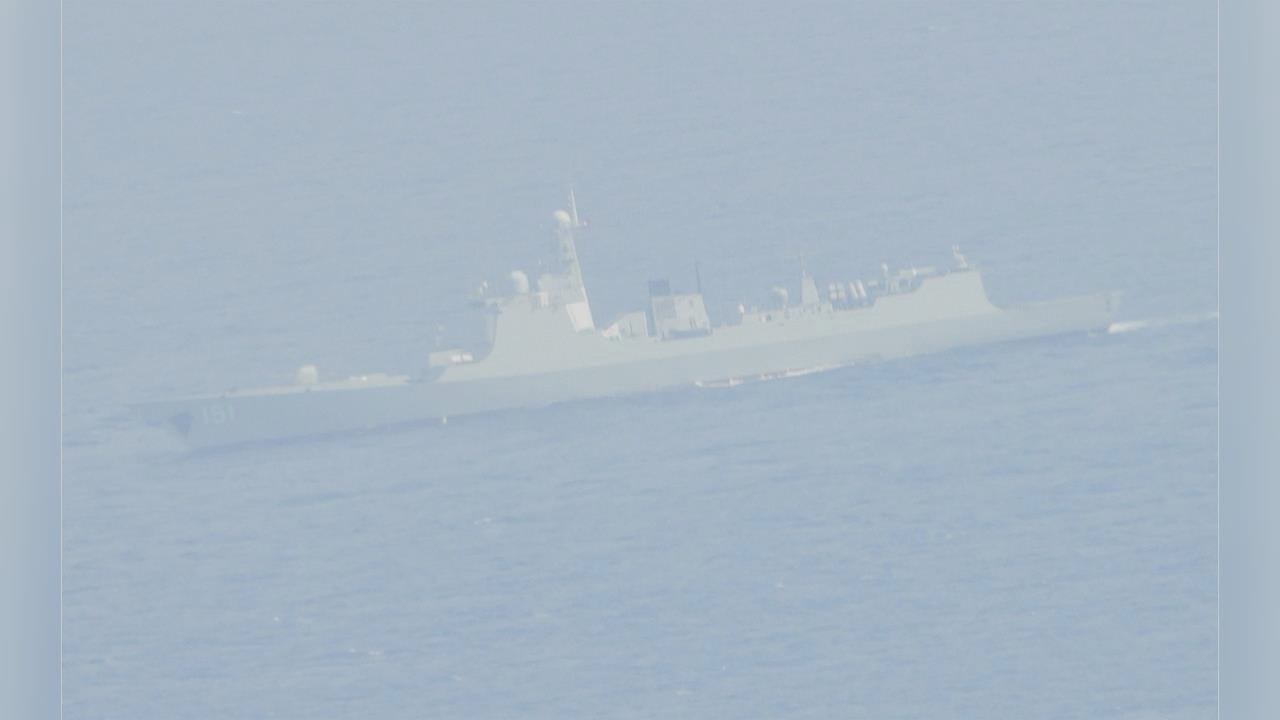 台防务部门昨天（27日）晚上公布影像，称当日解放军一艘052C型导弹驱逐舰和一艘