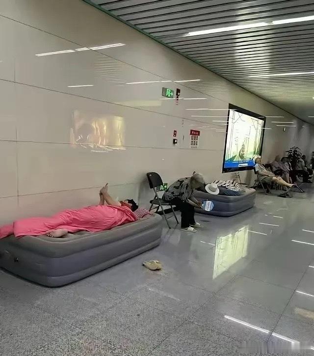 在地铁里面铺床躺平蹭空调，是不是太过分了啊…… 