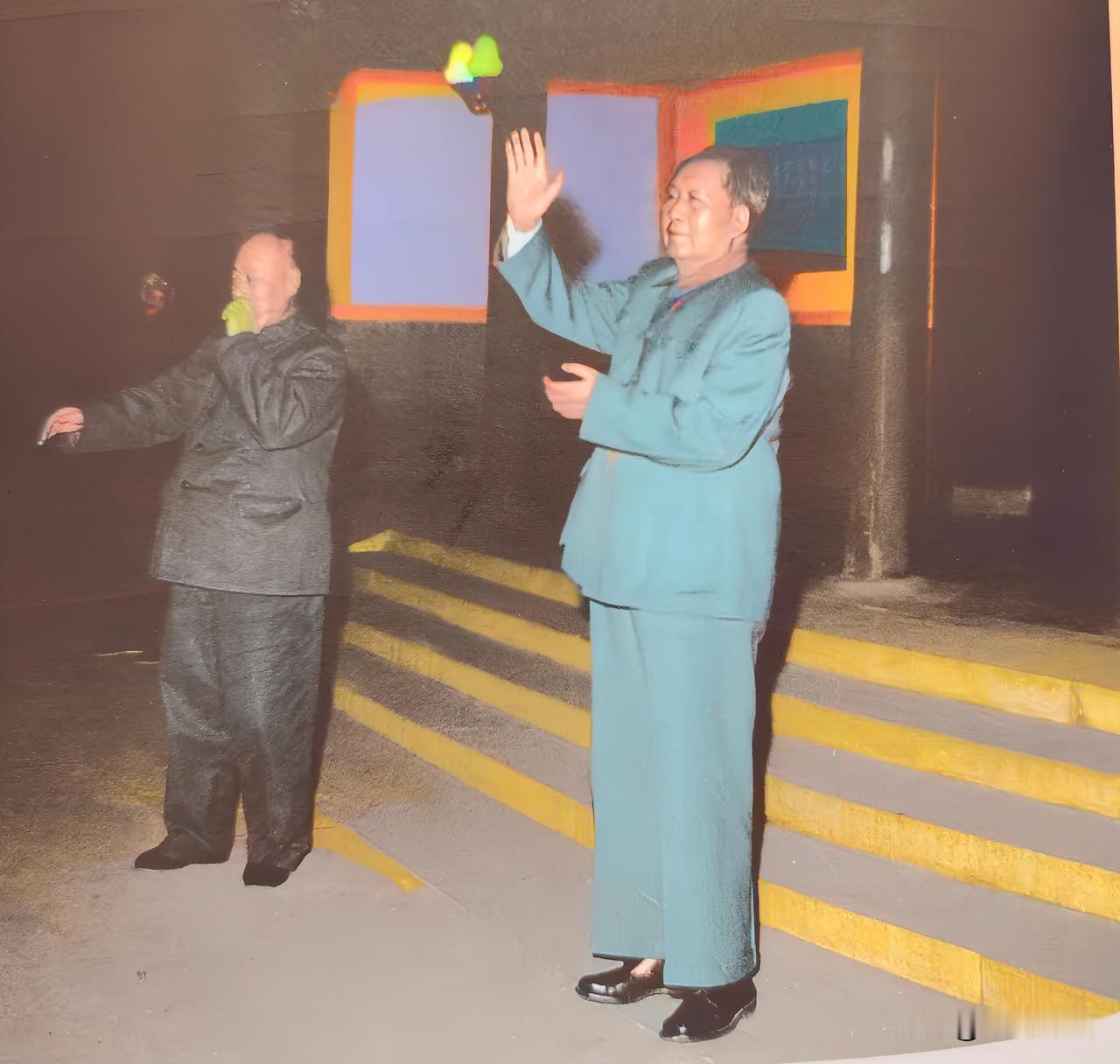 🍁1965年夜色下的中南海，毛主席和陈毅元帅并肩而立，一同送别外宾。

他们1