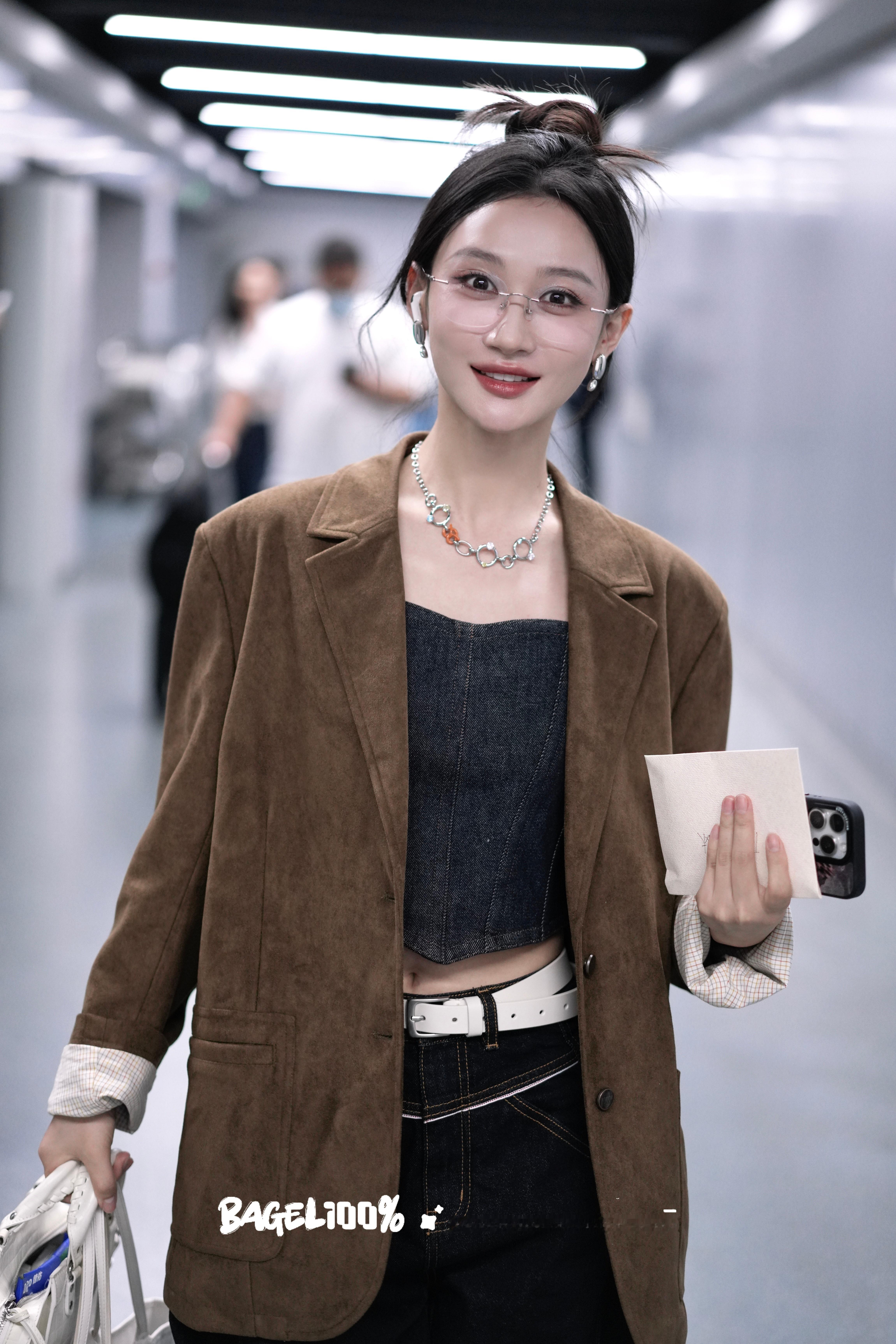 何宣林[超话]  261009 CSX🛬高智🧐何宣林娜就聊姐姐 *新宣林感来
