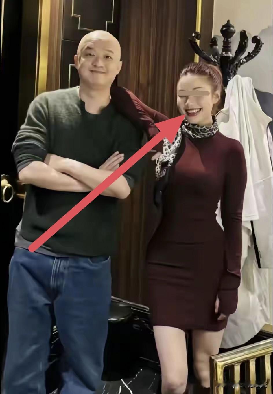 果然嘴大吃四方，
包文婧这次应该是输的很彻底吧！
包贝尔身旁的这个红衣女人，一看