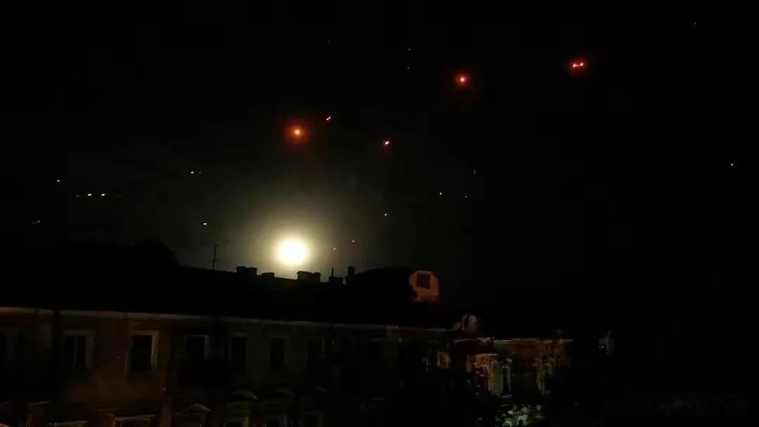 昨日凌晨俄军对乌克兰发动大规模导弹和无人机袭击，乌多地拉响防空警报。对于该轮袭击