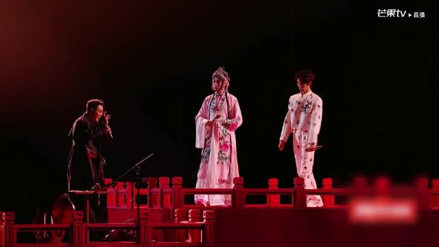 在梅边 夯爆了

谁看完《在梅边》不喊一句神舞台！唐九洲戏曲女装扮相一出场好惊艳，戏腔婉转；小沈阳一