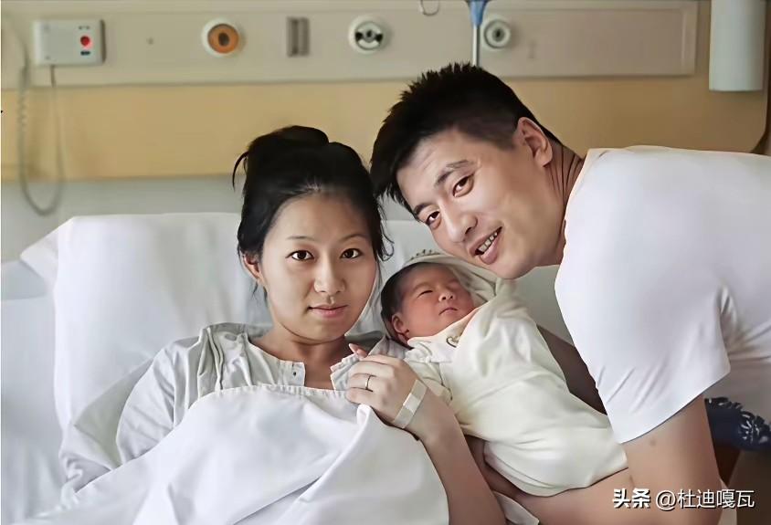 对于张雪峰的妻子来讲，迅速抽身可能是最好的选择，毕竟她也有自己的工作，而对于张雪