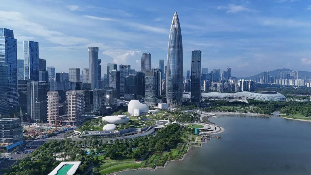 食品安全问题还是比较突出，人民群众都很关注。其实要解决起来也不难，比如取消所有的