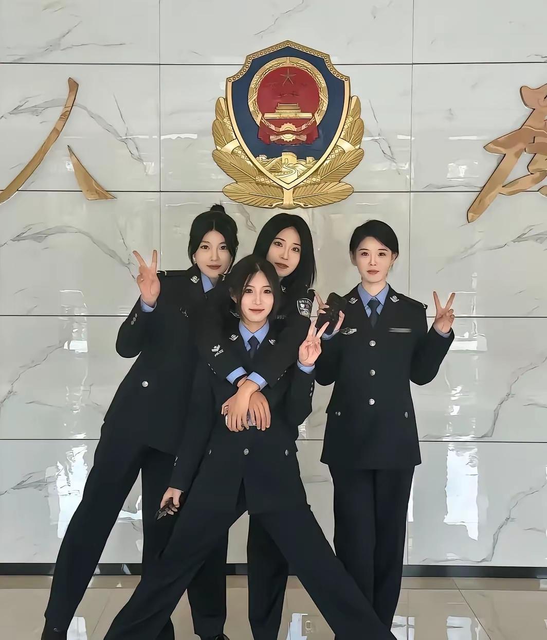 不懂就要问，这几个小姐姐是体制内正式的民警，还是辅警啊？本人属实看不懂，求大神解