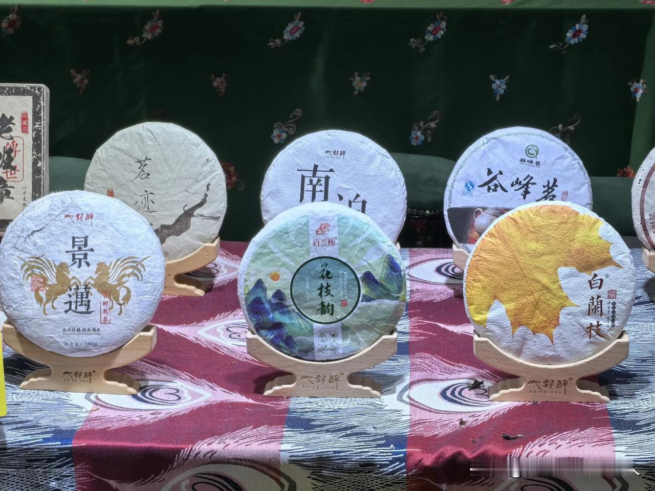 茶博会上看到一些物品，茶叶、紫砂壶、瓷器
等等。
