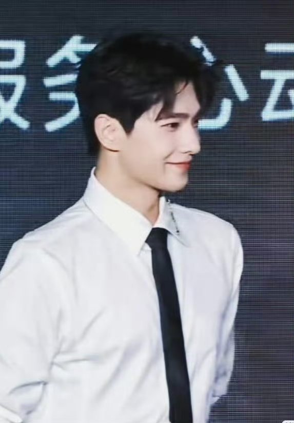 杨洋白衬衫男大造型杨洋以一套简约白衬衫造型亮相，其清爽挺拔的形象广受好评。这不仅