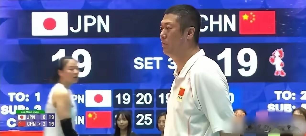 日本女排没想到，
中国女排主教练赵勇在第三局2：10落后的暂停调整后，做了三个意
