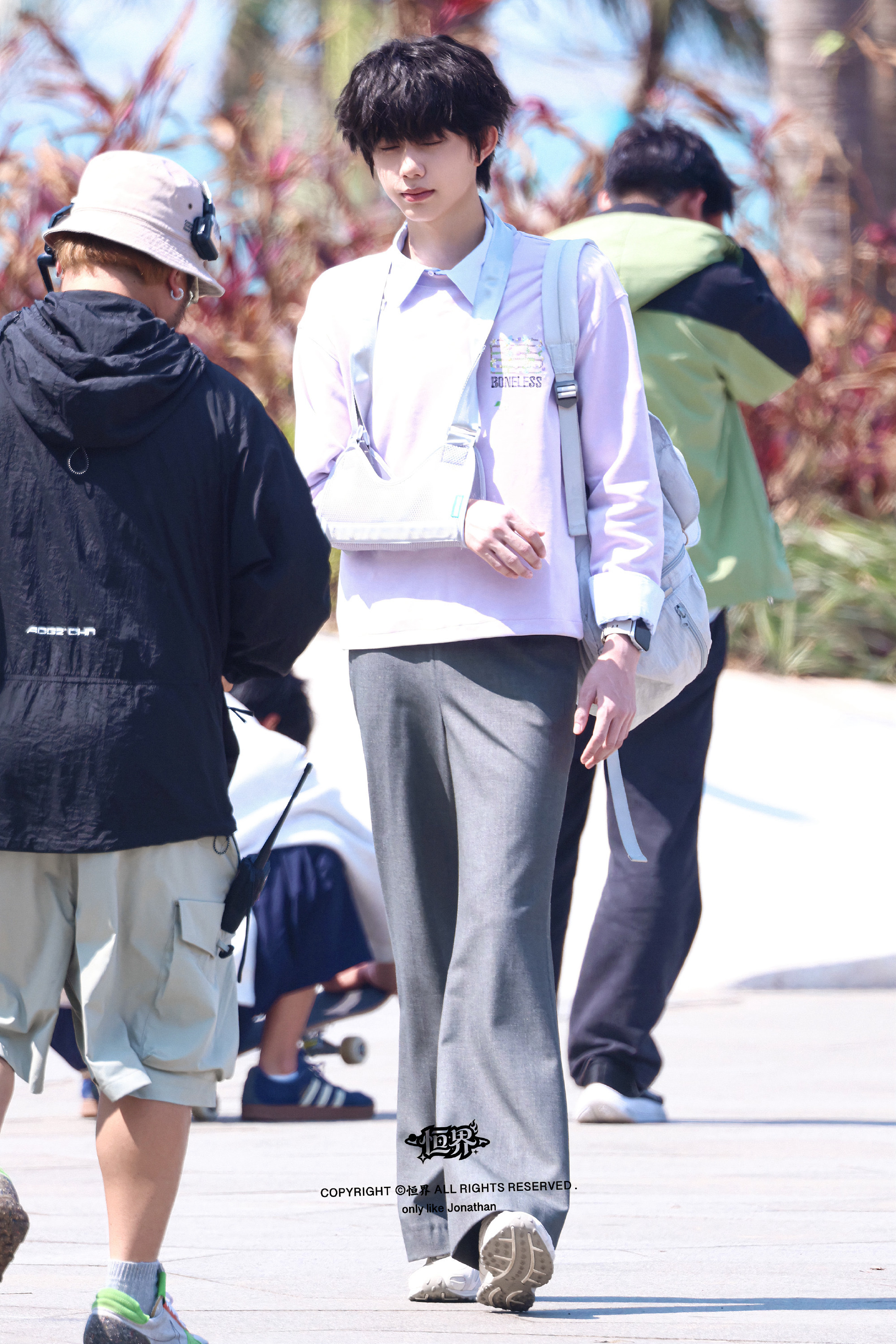 陈奕恒战损版青春学长陈奕恒我们的少年时代2，林清源学长手戴护具战损版路透来了。居