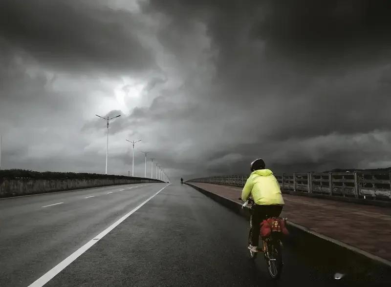 当你独自走过
一段难走的风雨路
当你熬过一段
不被他人理解的心路历程
你就不再是