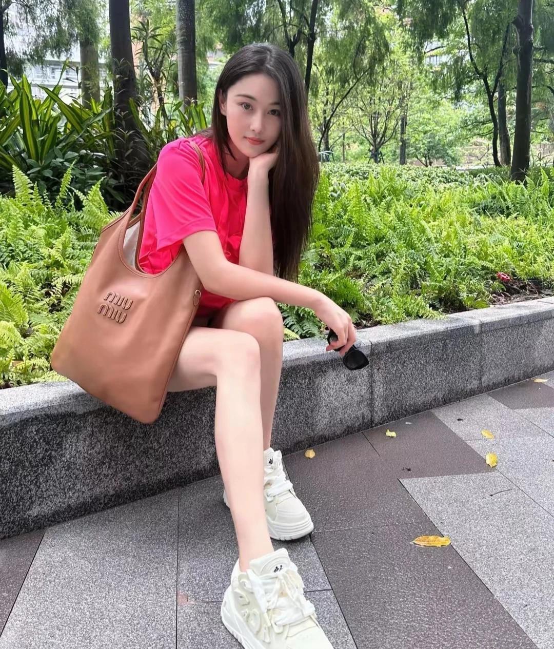 张馨予晒了她的日常照，穿着跟女大学生似的，特青春。她还分享了吃过的美食，从高大上