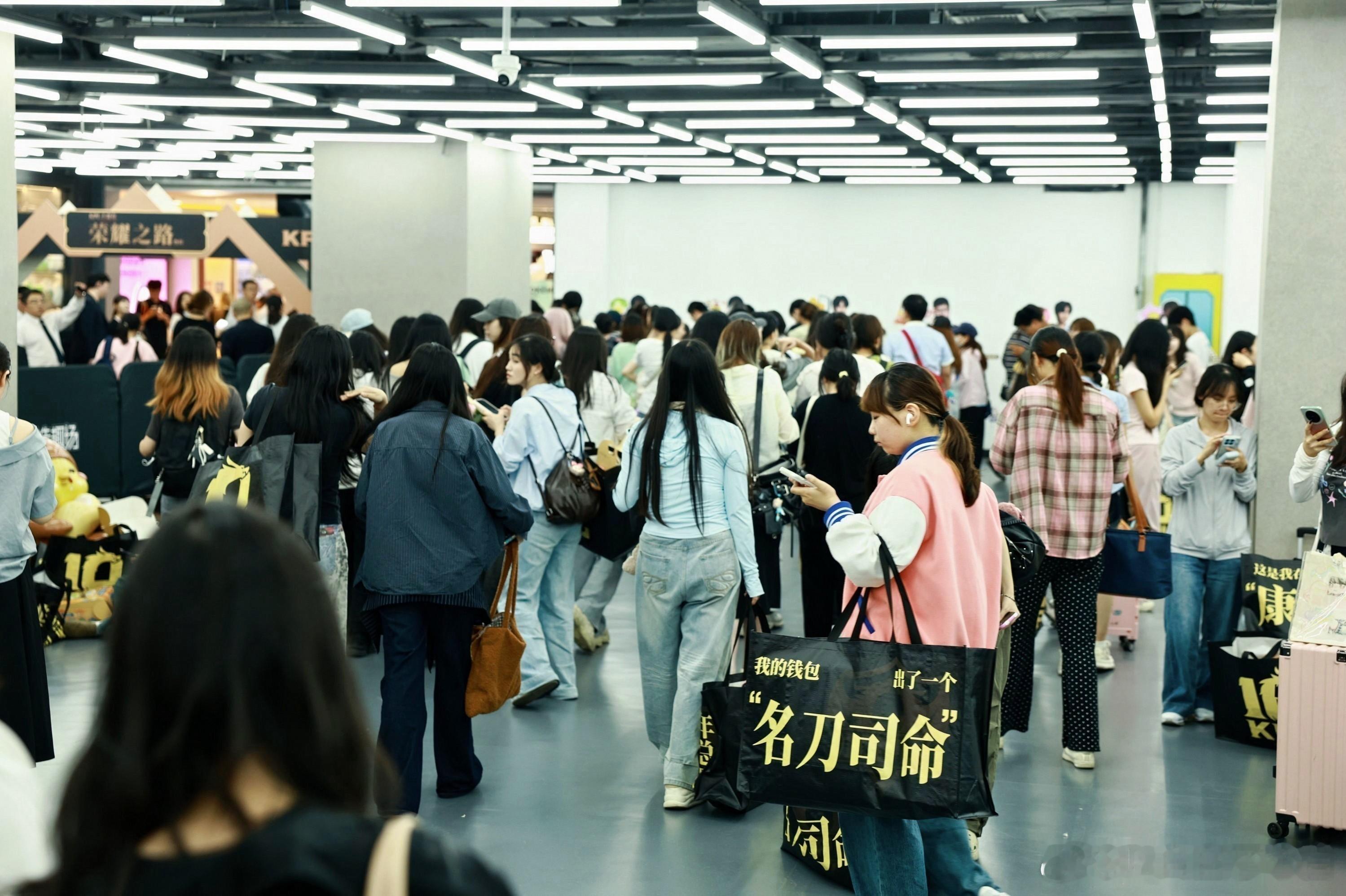Fly空降kpl快闪现场路透 猝不及防的线下惊喜来袭Fly亮相KPL快闪活动现场