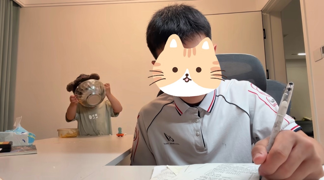 笑晕我了。刷到一个兄弟俩反差的视频，多么像KUN俺的IKUN坤坤辛苦努力带飞傻白