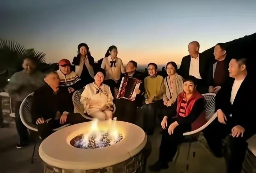 特朗普总统就中国艺人姜昆在加州豪宅的泳池边领唱《我和我的祖国》，可能要发一条推特