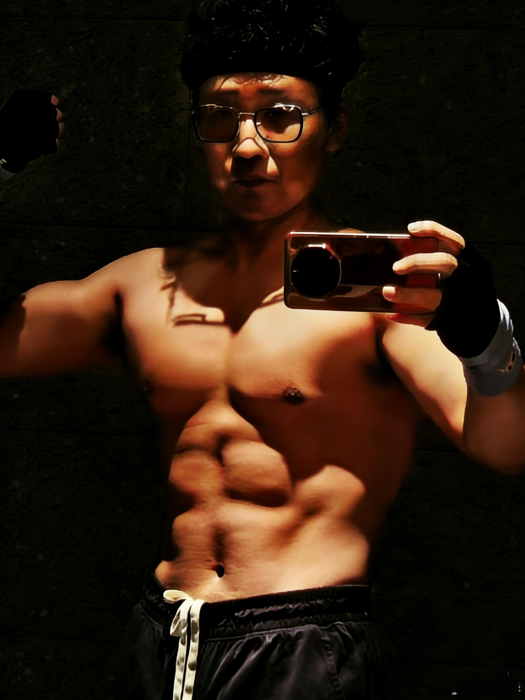 C罗练的不太行，看看本博的身材！健身房教练已经不敢教了的那种！ C罗身材照走红全