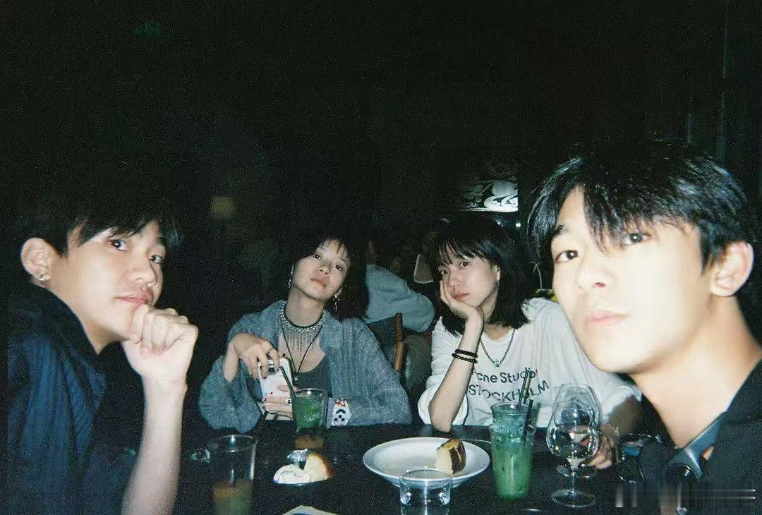王皓镜头里的庄达菲李庚希张宥浩王皓发了三人大合照！庄达菲李庚希张宥浩同框，《我才