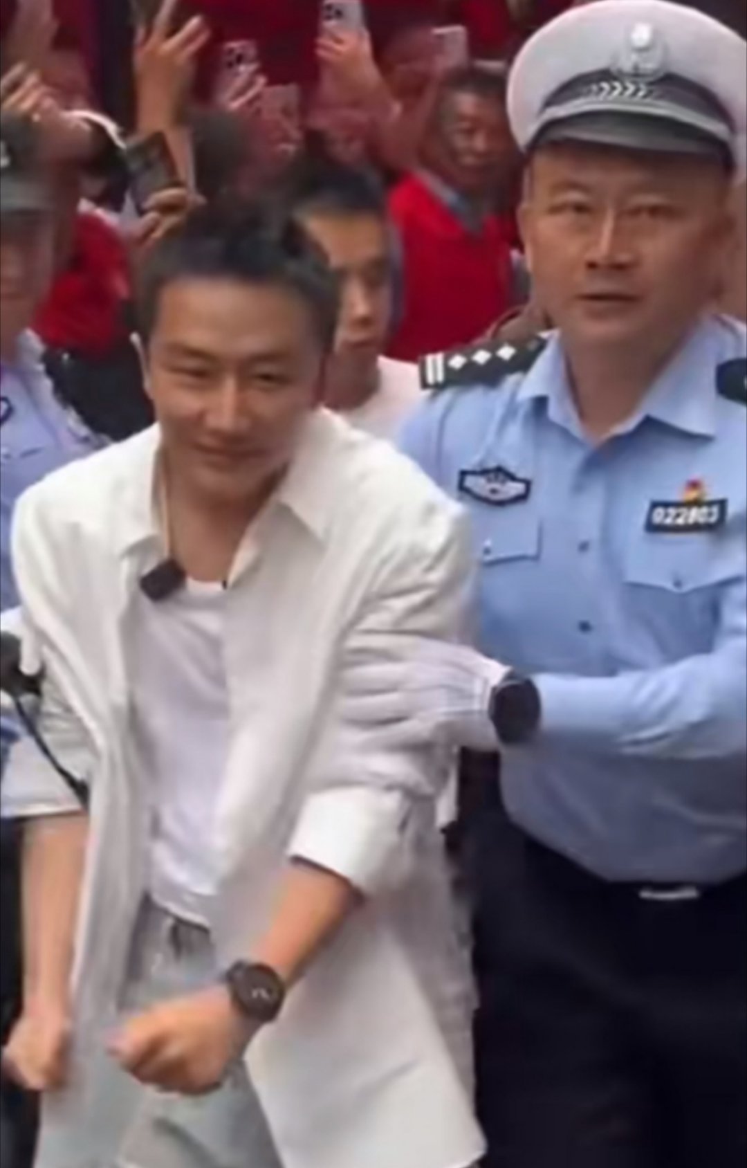 #黄轩被安保押着打卡天水麻辣烫#看到有条评论是黄轩在甘肃天水落网，哈哈哈哈哈哈 