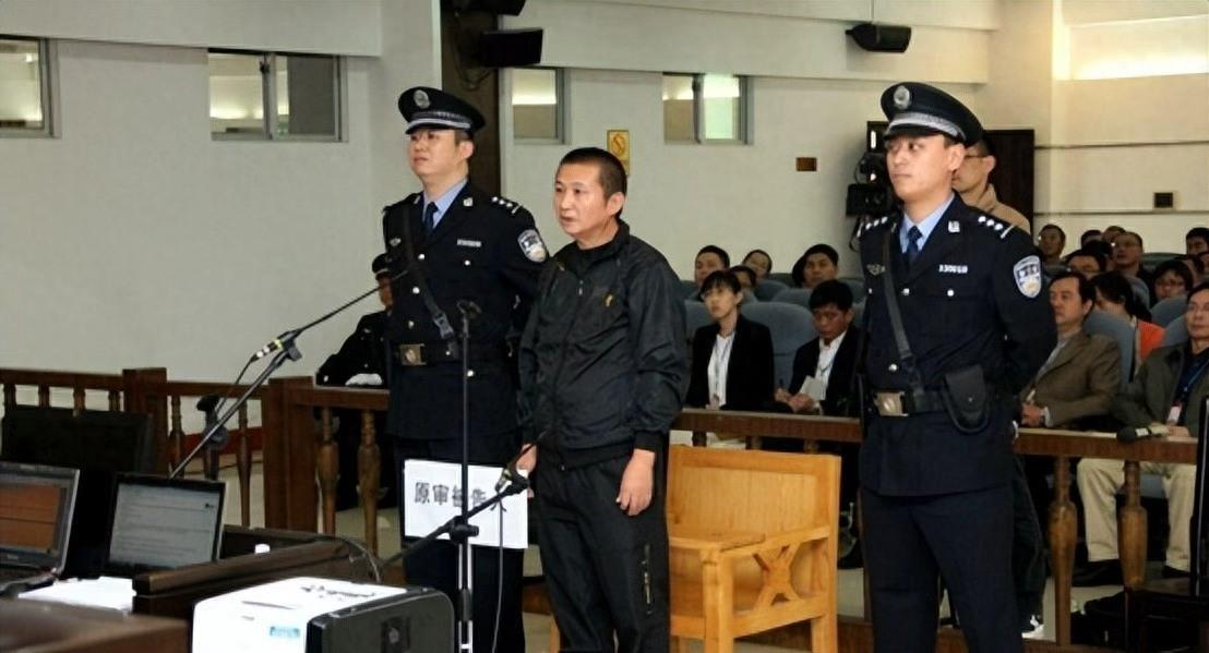 一个25岁的小伙子，从四川跑到海南特区打拼，想着改变命运。
结果因为一起命案，被