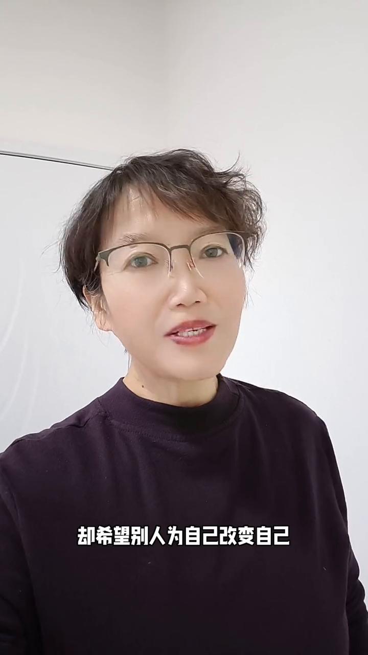 双标。
以前以为人和人处不来是因为三观不合，现在发现也不完全是这样。人和人之所以