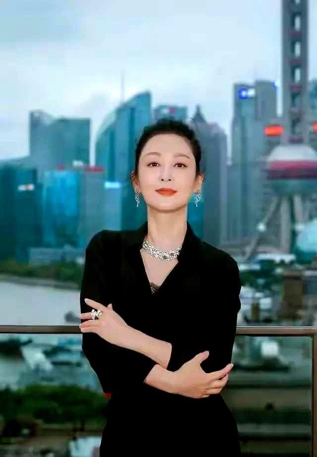 谁能想到，现在做抗衰，78%的人第一步竟然是先看骨头。

看看最近亮相的陈红就懂