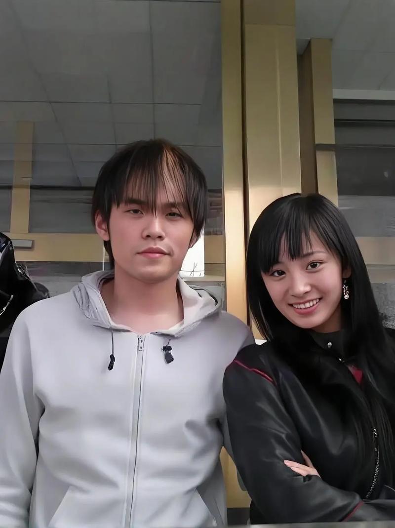 2004年，周杰伦与杨幂合作拍过广告，那时的两人好青涩啊。

那时，周杰伦在乐坛