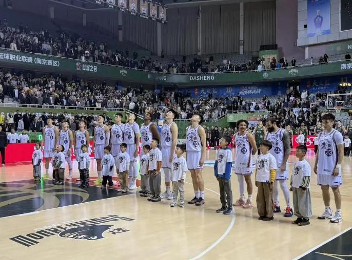 北控男篮决胜节崩盘，惨遭江苏客场两连败
 
4月8日晚，北控男篮在南京迎来了CB