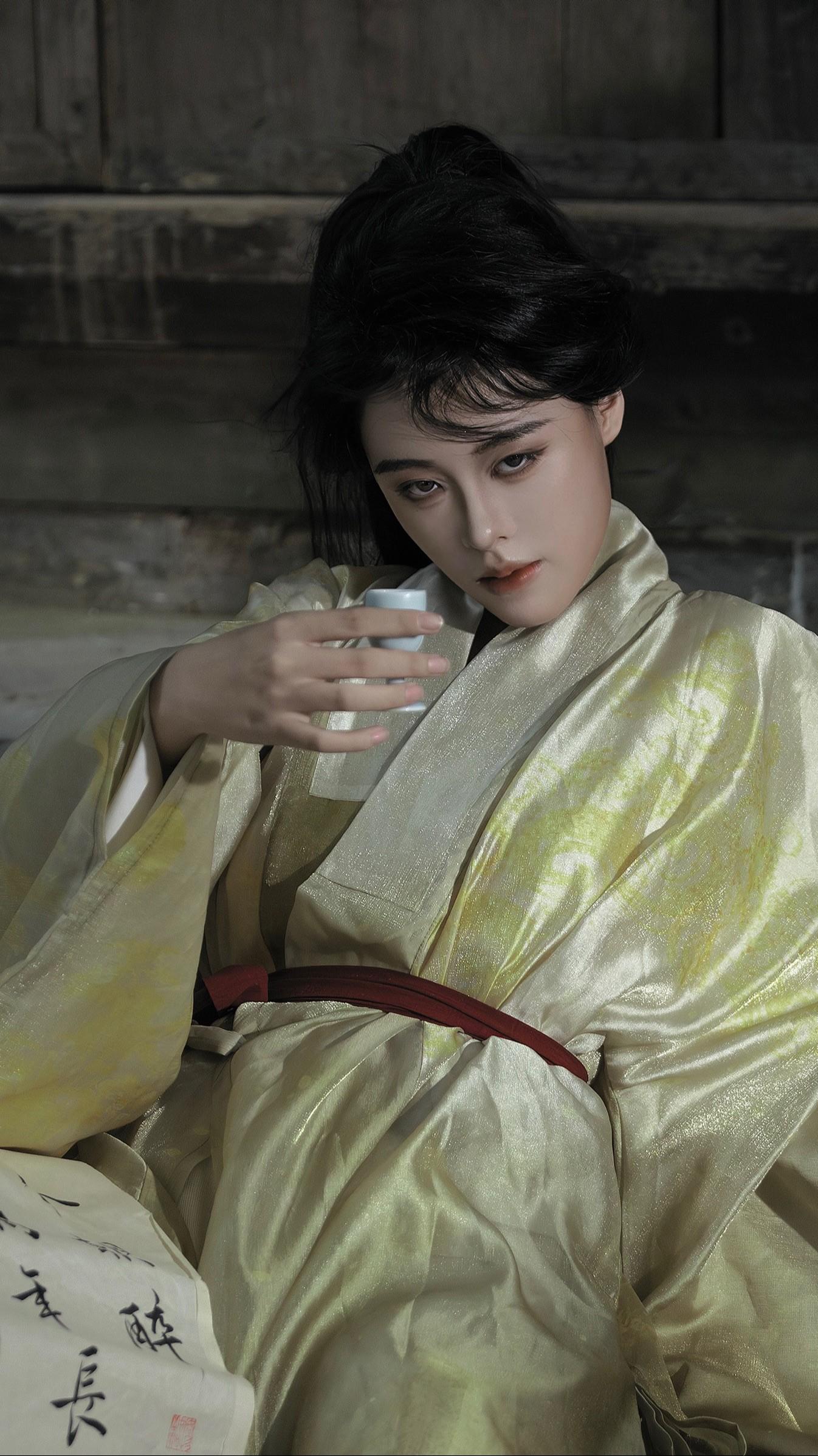 “孑然一身苍茫天地兮”出镜：  妆造：   出圈作品怎么诞生的我其实也...