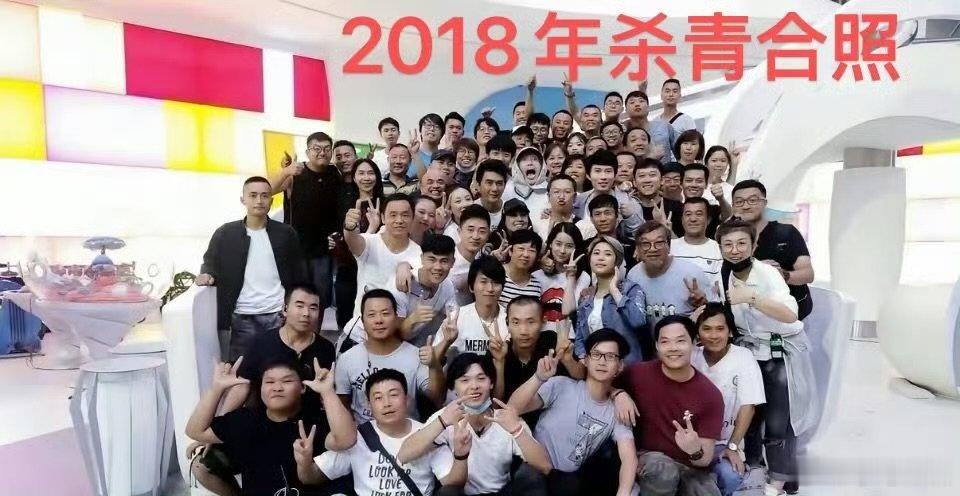周星驰的电影笑着笑着就哭了周星驰放弃AI换脸的捷径 一边是笑着落泪的经典影片，一