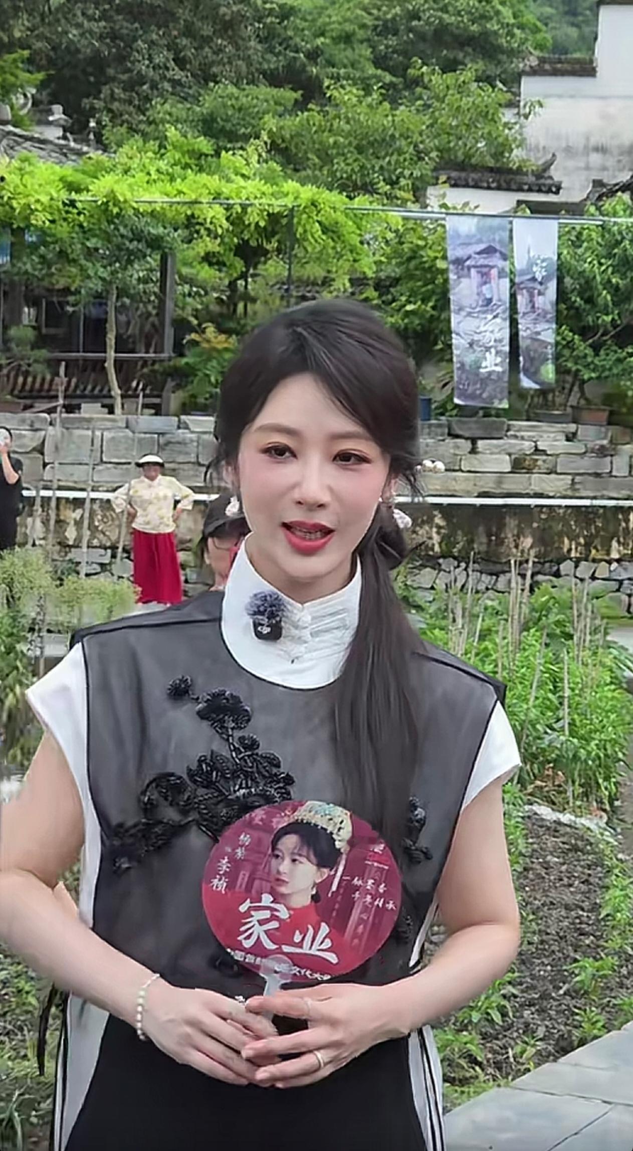 杨紫也太美了！

2026.6.6杨紫赴黄山西递宣传《家业》，逛取景古村、见粉丝