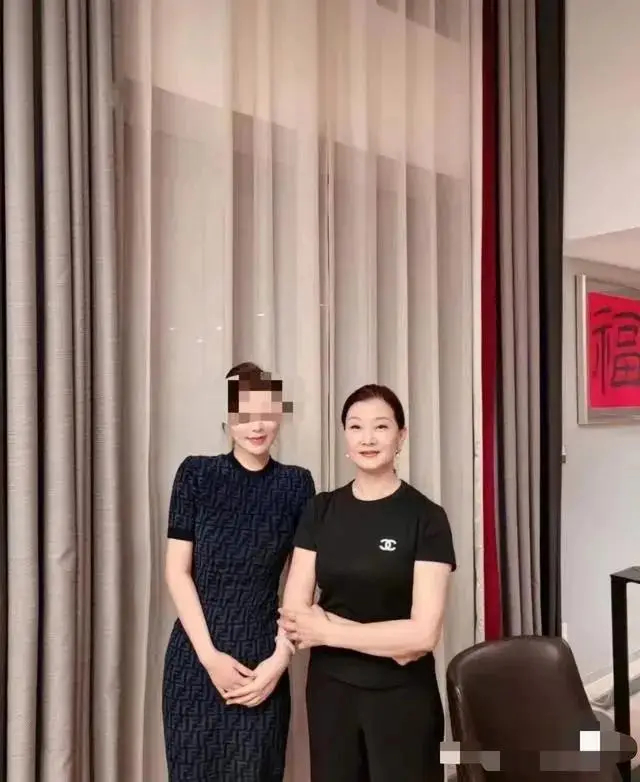 58岁宋祖英罕见露面！连上24年春晚却莫名隐退，高龄产子后背后的男人藏不住了.一