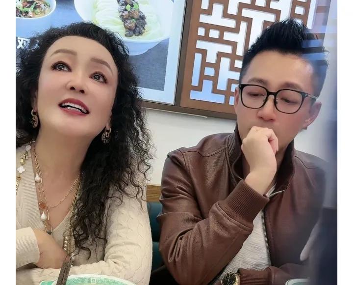 咱就说这头发是真的假的呀？
六七十岁的人了，还有这么浓密的头发。实名羡慕。
今天