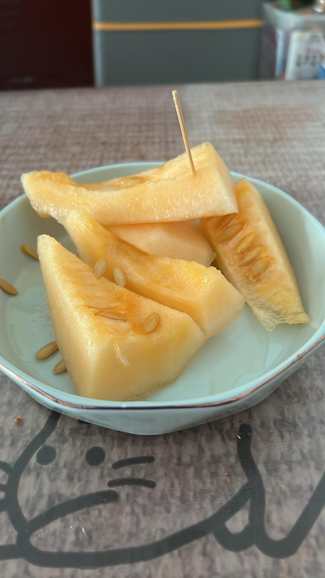 昨天天气凉快，动手自制甜品🍮
这次买的芋圆和椰果粒比较好，芋圆软糯，椰果粒清甜