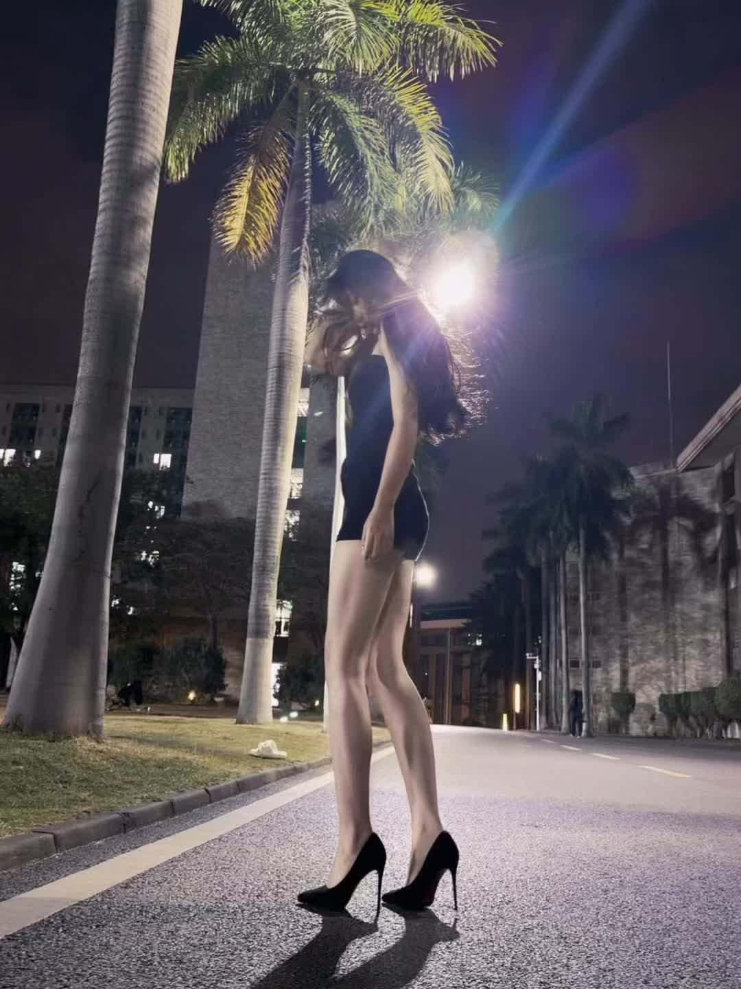 不知道  反正我的身材很曼妙