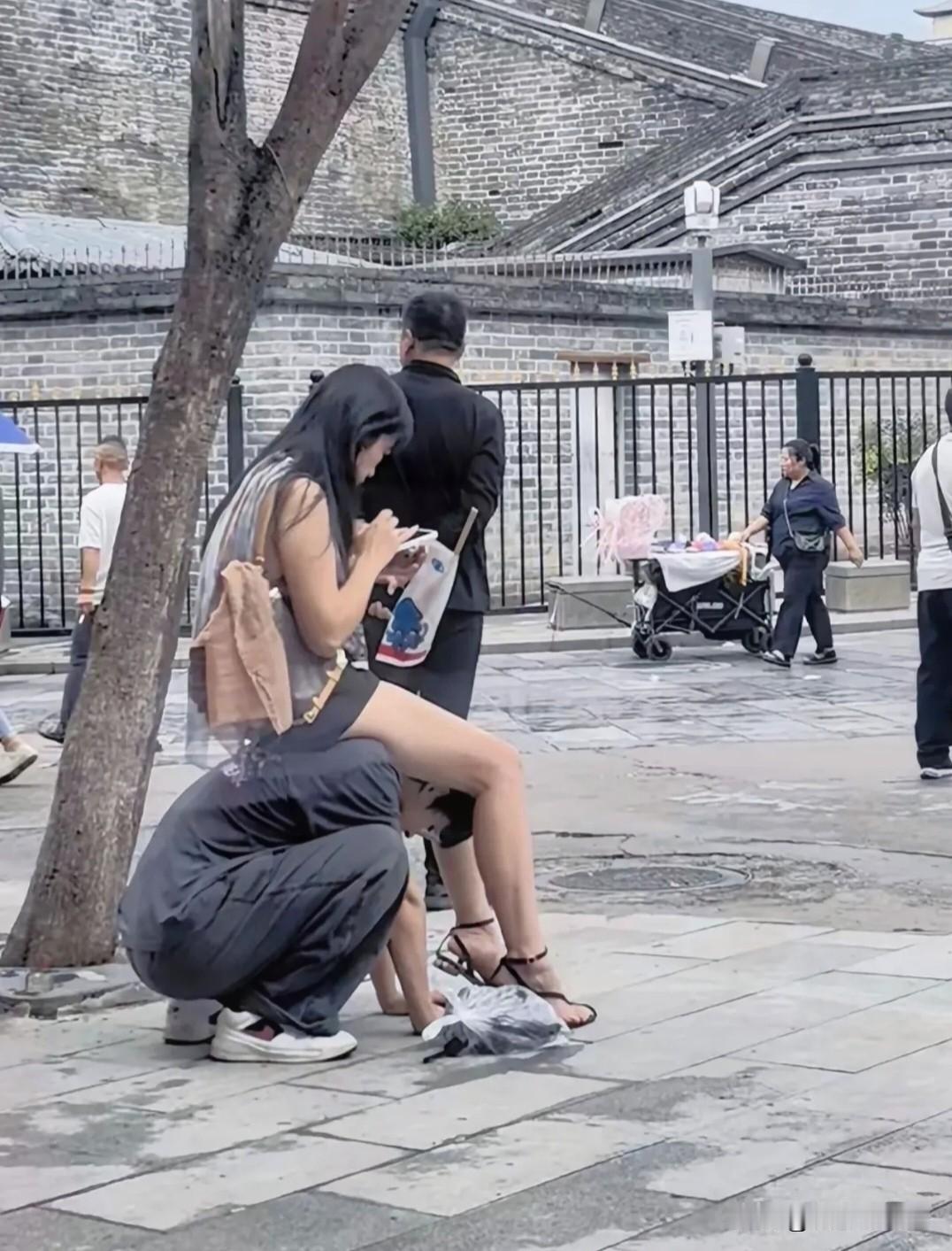 街头引争议！
情侣这一举动实在辣眼睛…
 
人来人往的户外街头，过往游客络绎不绝