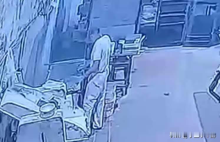 致命惨剧！老面包师伸手搅拌面团，瞬间被搅拌机卷入身亡
巴拉圭一家面包店16日发生