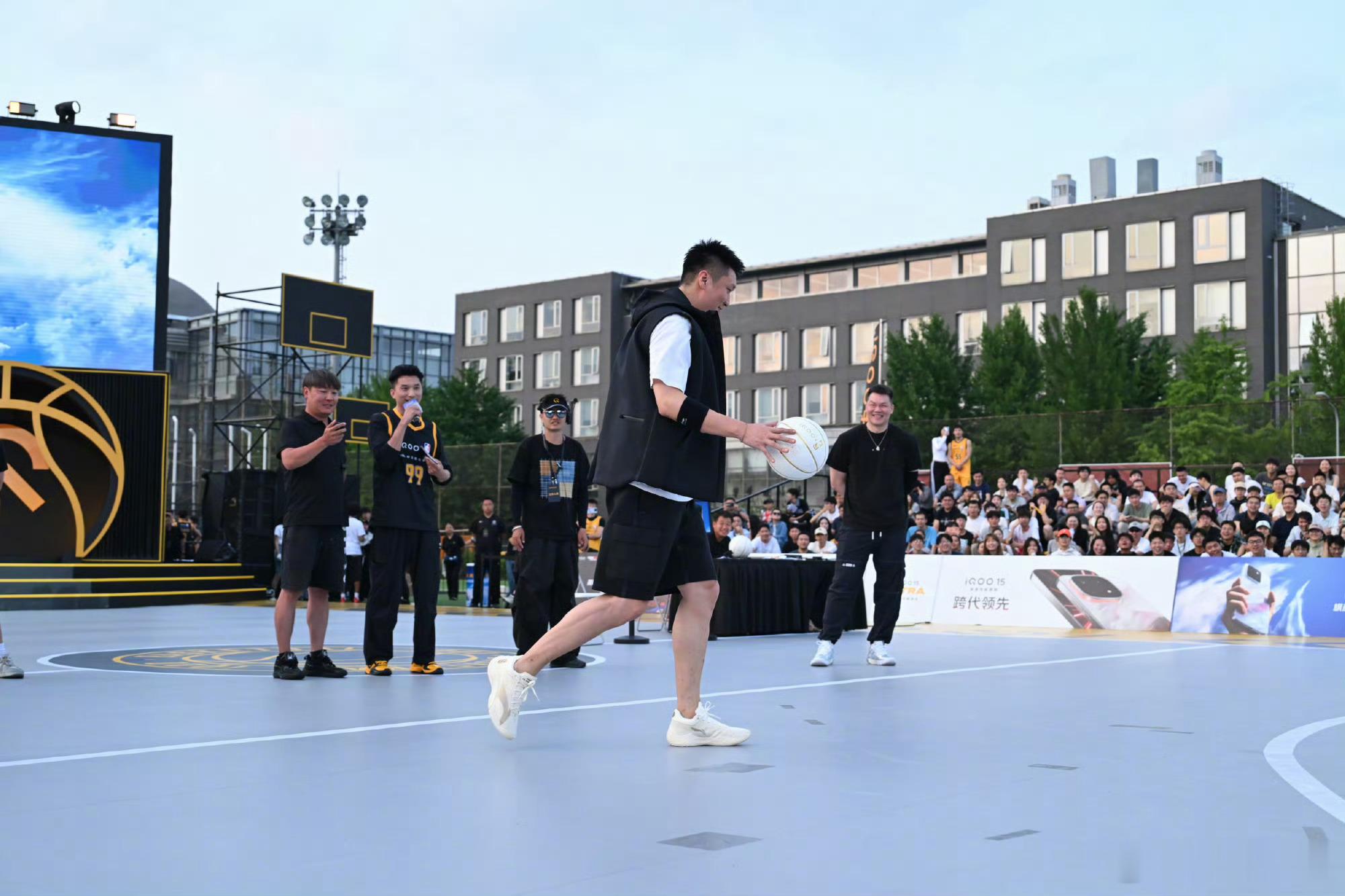 iQOOxNBA高校篮球赛现场看完高校少年们的对决，满场都是蓬勃朝气！恭喜北大拿