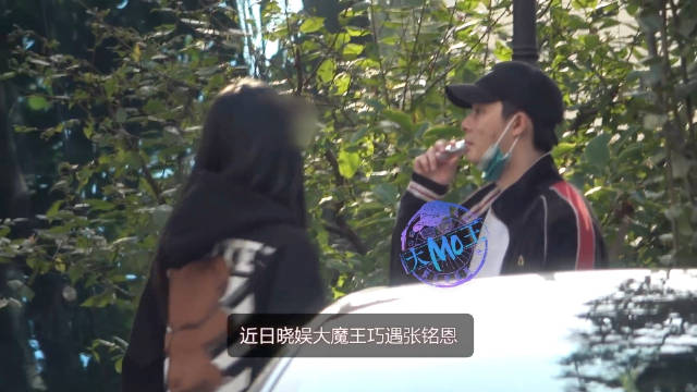 10月28日八卦媒体拍到张铭恩与素人女友在街边爆发激烈争吵。女方情绪失控，先是用力捶打自己，随后两次