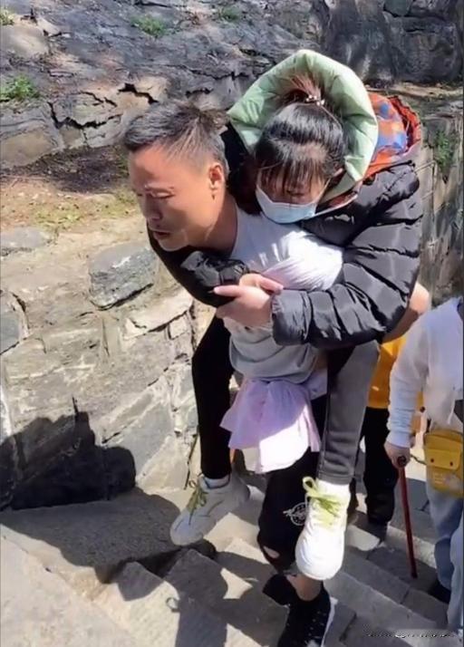 2009年，21岁山东女孩为爱翻墙私奔，不幸摔成瘫痪，小伙不离不弃照顾14年
 