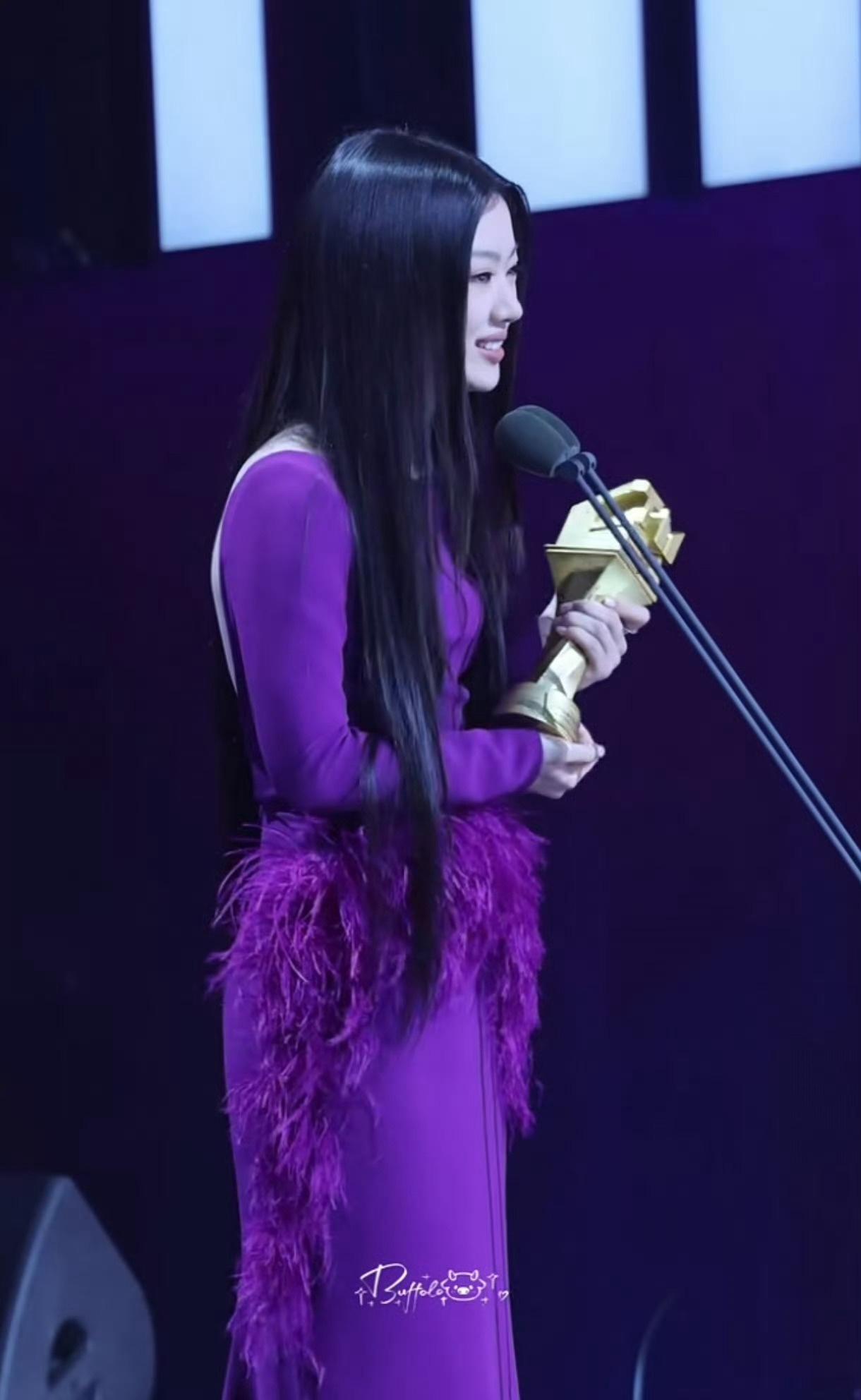 单依纯今日亮相腾讯音乐娱乐盛典，惊喜带来一袭Georges Hobeika 20