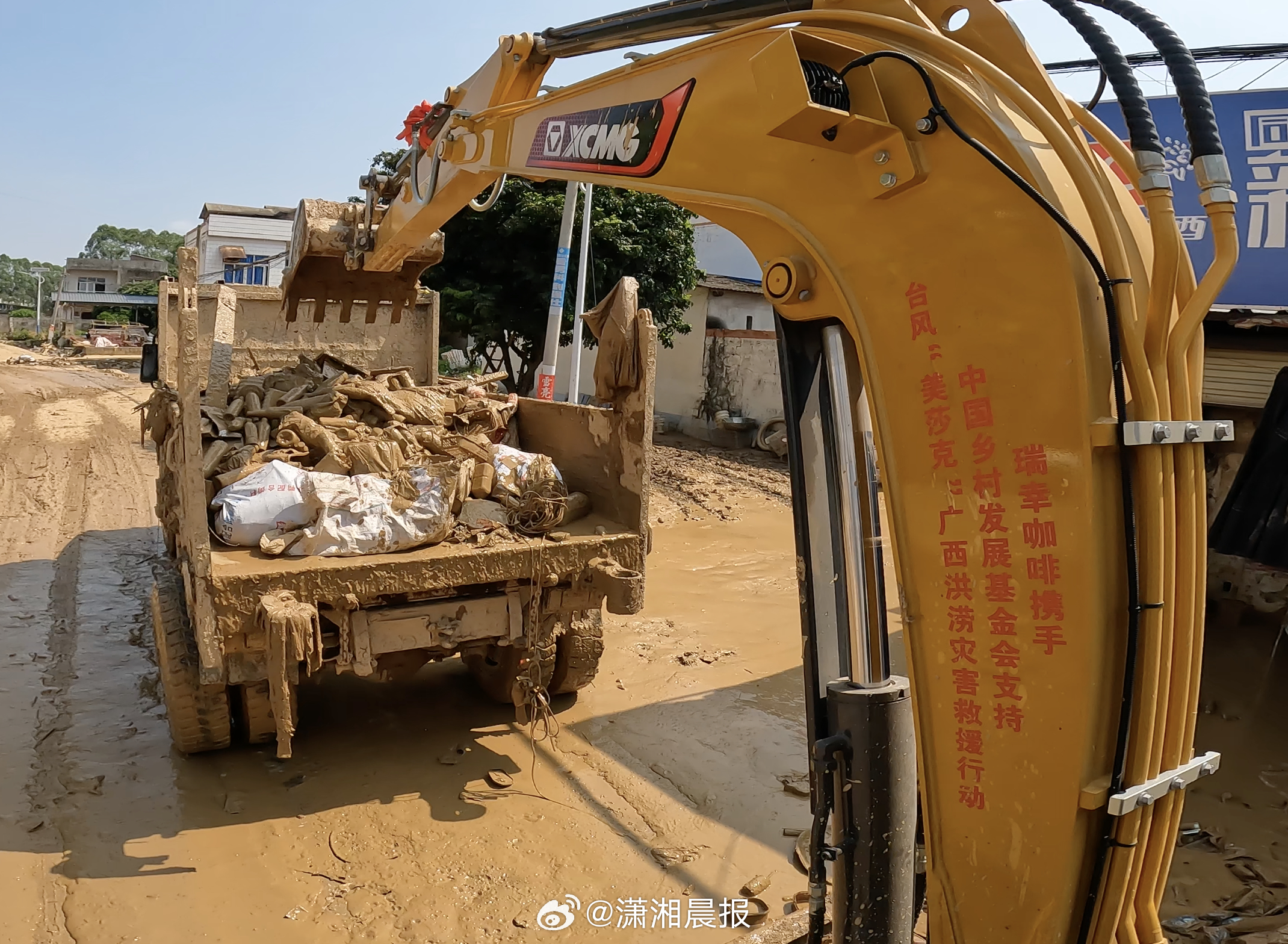 广西横州遭遇洪涝灾害，瑞幸咖啡与中国乡村发展基金会联合捐赠的发电机、应急箱、热餐
