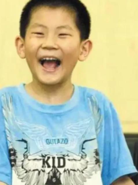 2000年，山东有一神童，短短的2天便念完小学，10岁那年参加高考，考出了566