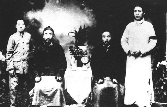 旧社会流行一句话：棍棒底下出孝子。因此，那个时候的父兄师长，都根据这条“古训”教