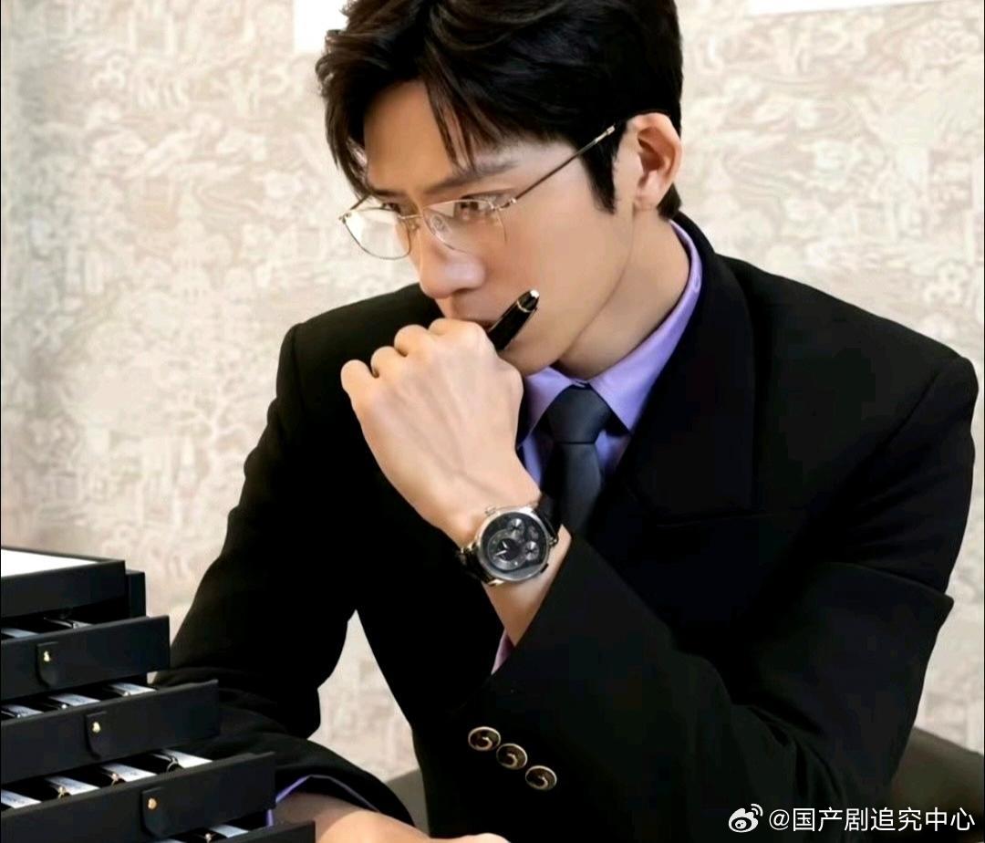 1. 肖战目前一直保持单身状态，他认为现阶段谈恋爱并不现实，也没有多余精力去经营