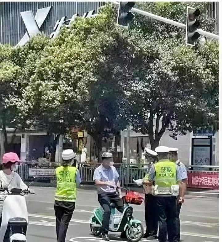 头上带个盆儿就出门了。