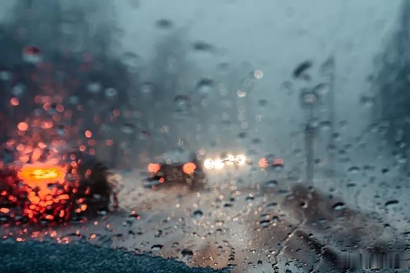 🚗挡风玻璃的知识，知道3个算你赢👇1️⃣ 你眼前的不是普通玻璃，是“三明治”